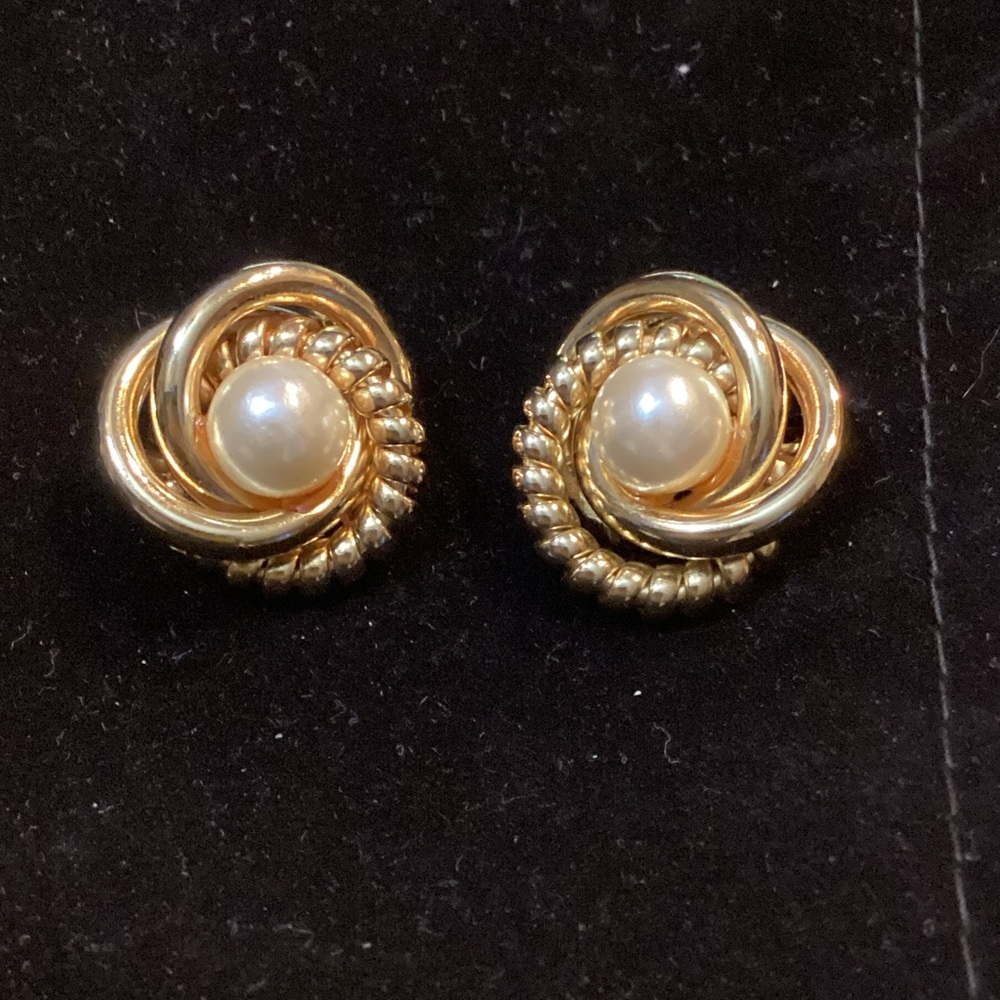 Vintage Gold tone and Pearl clip on Earrings